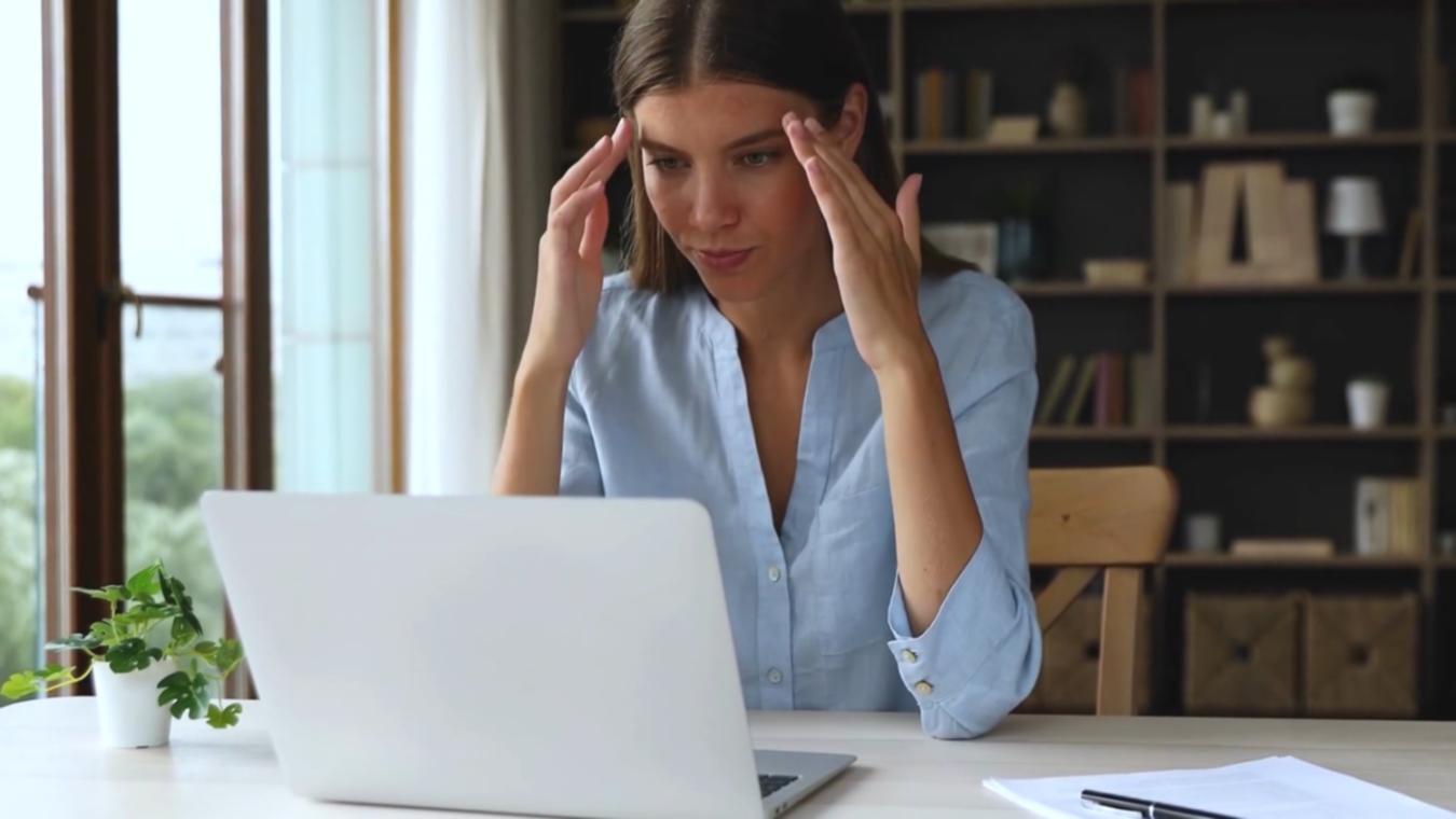 Geschäftsunterlagen und Taschenrechner auf Schreibtisch